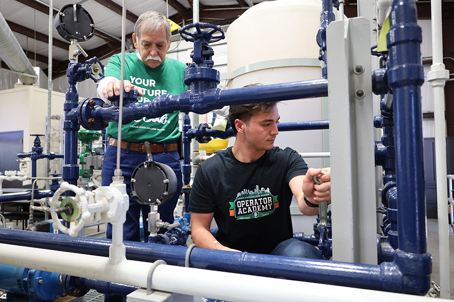 operator academy student and process tech instructor troubleshooting the HOT 1 unit