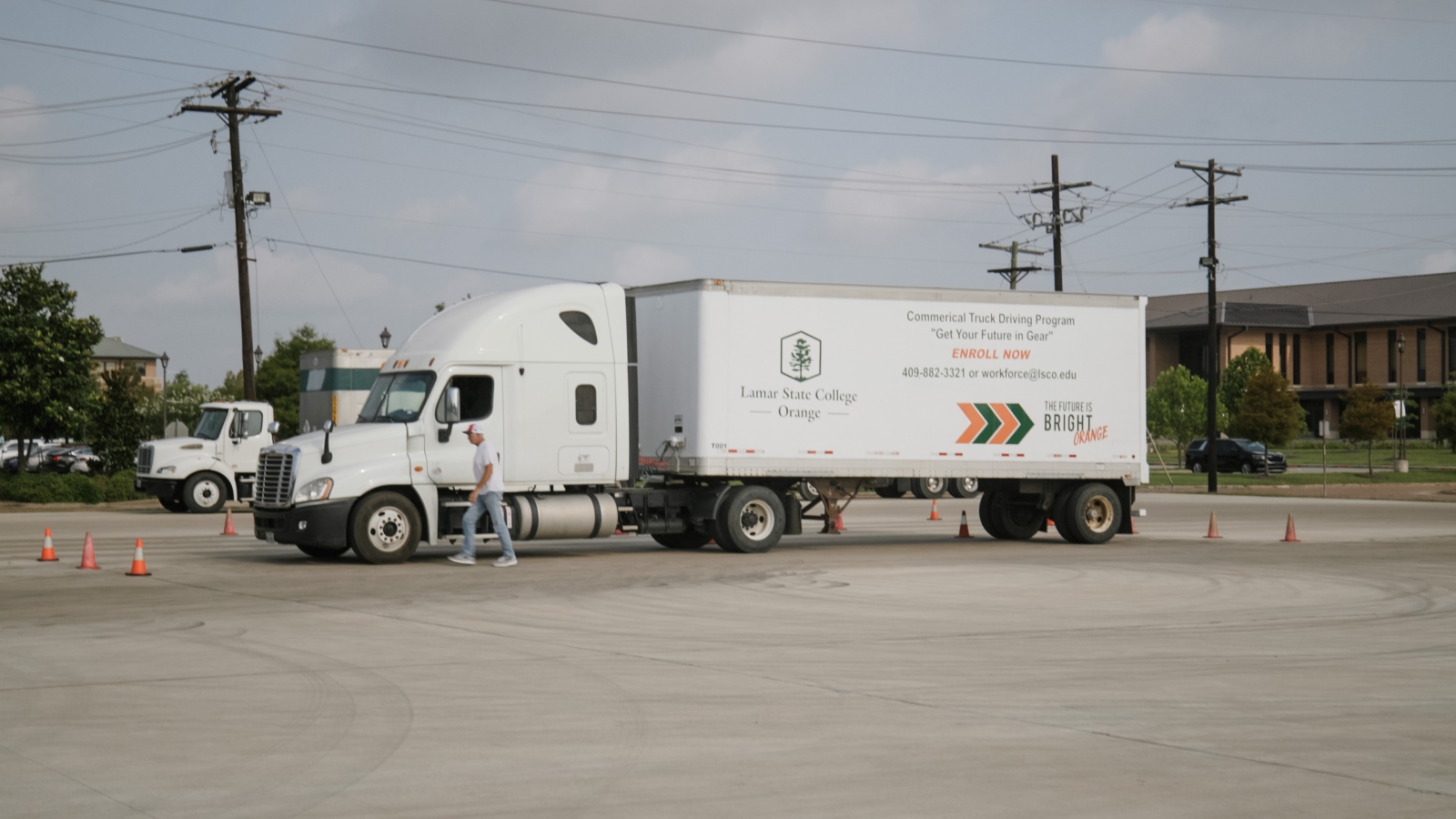 Tractor trailer truck